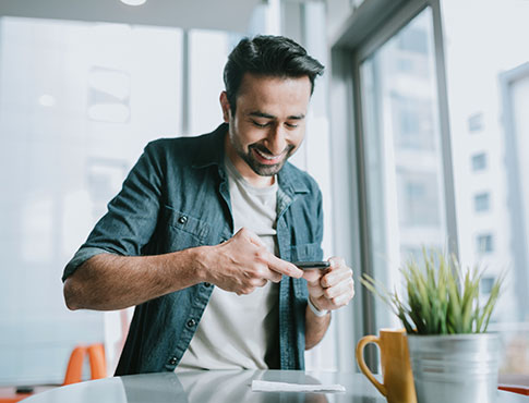Man using his smartphone to make a mobile deposit